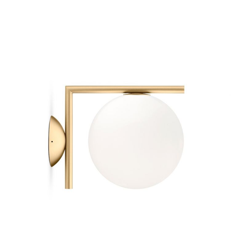 IC Lights Wandleuchte von Flos: Goldene Halterung mit weißem, kugelförmigem Lampenschirm für Wand oder Decke.